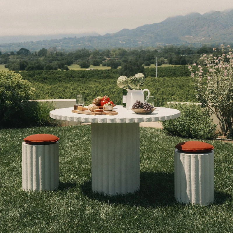 Table à manger de jardin ronde en béton blanc antique 116,8 Daisy - Business & Pleasure