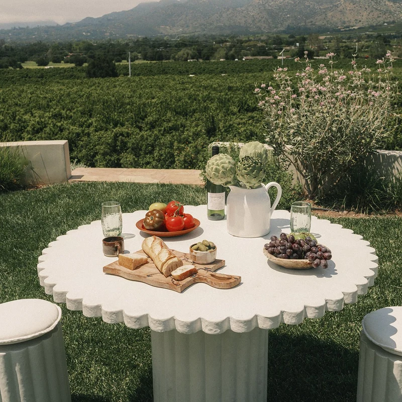 Table à manger de jardin ronde en béton blanc antique 116,8 Daisy - Business & Pleasure