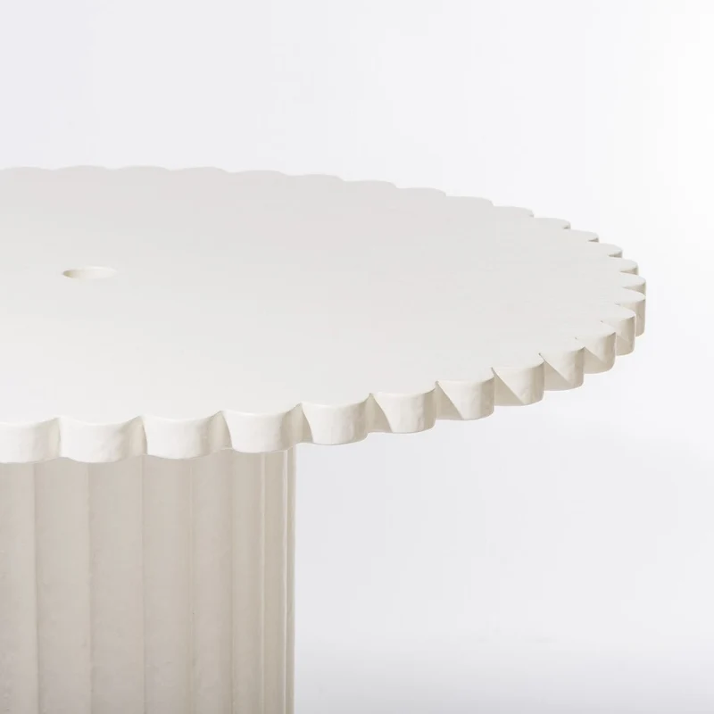 Table à manger de jardin ronde en béton blanc antique 116,8 Daisy - Business & Pleasure