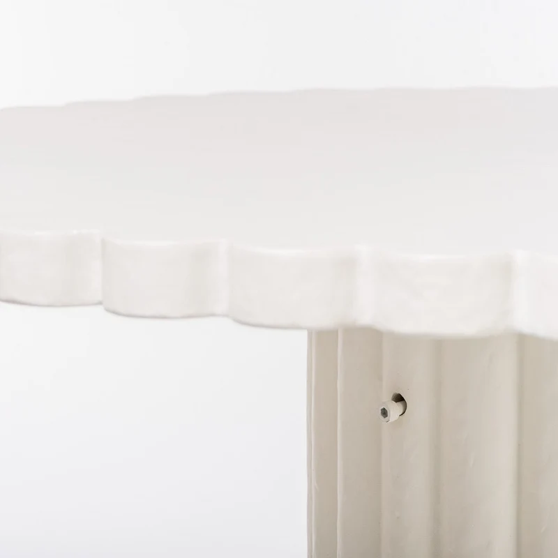 Table à manger de jardin ronde en béton blanc antique 116,8 Daisy - Business & Pleasure