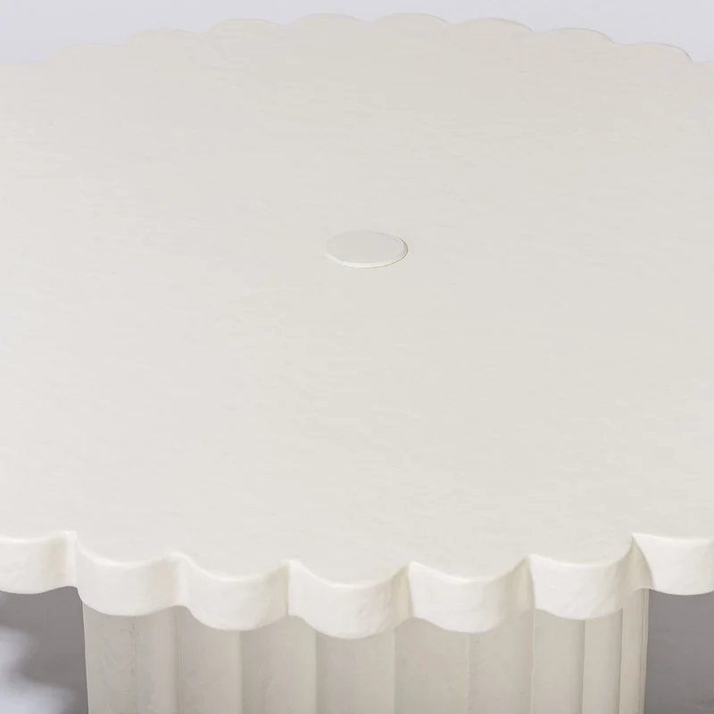 Table à manger de jardin ronde en béton blanc antique 116,8 Daisy - Business & Pleasure