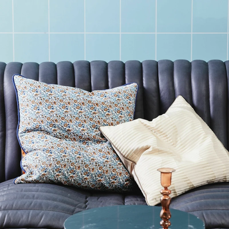 Housse de coussin 50 x 50 cm à fleurs bleues et brunes liberty Cosmo - Nordal