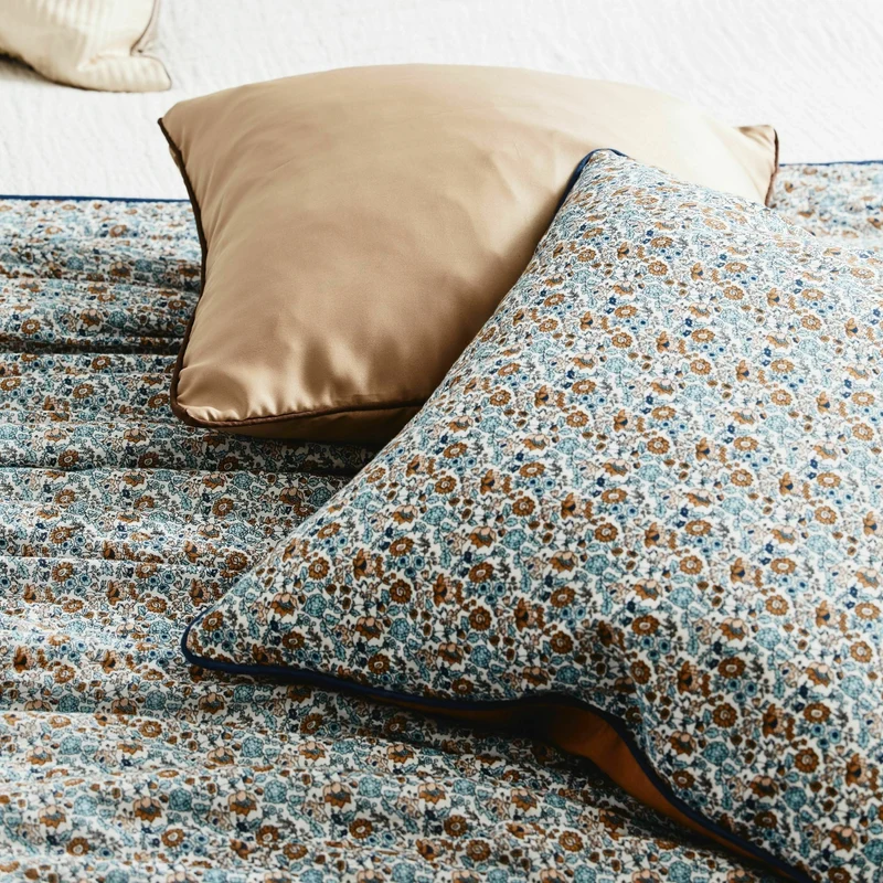 Housse de coussin 50 x 50 cm à fleurs bleues et brunes liberty Cosmo - Nordal