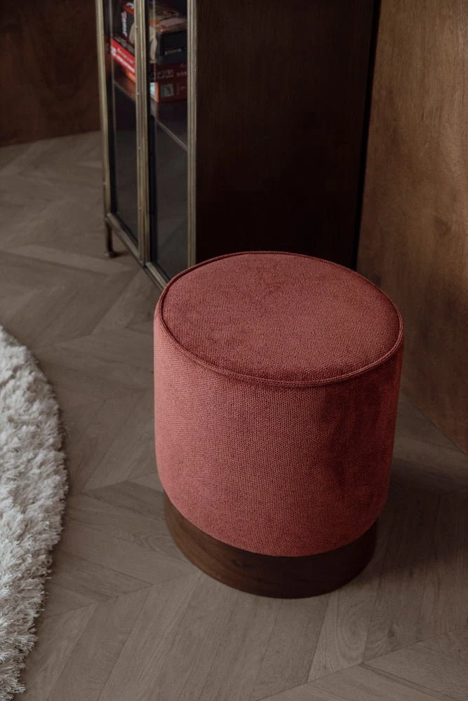 Tabouret rond en tissu rouge et bois d'hévéa 41x46cm Bellevue - Dutchbone