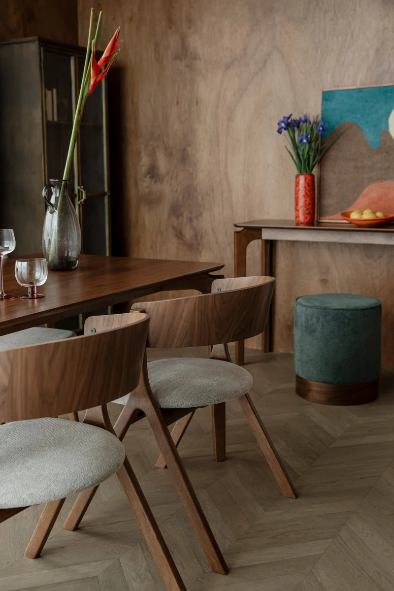 Chaise avec accoudoirs en tissu beige et bois d'hévéa Bresso - Dutchbone