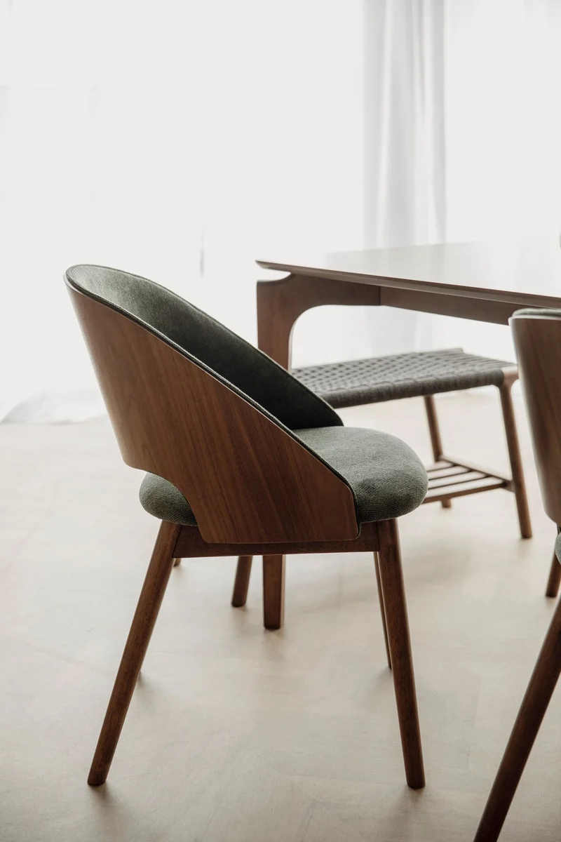 Chaise en tissu vert et bois d'hévéa Velore - Dutchbone