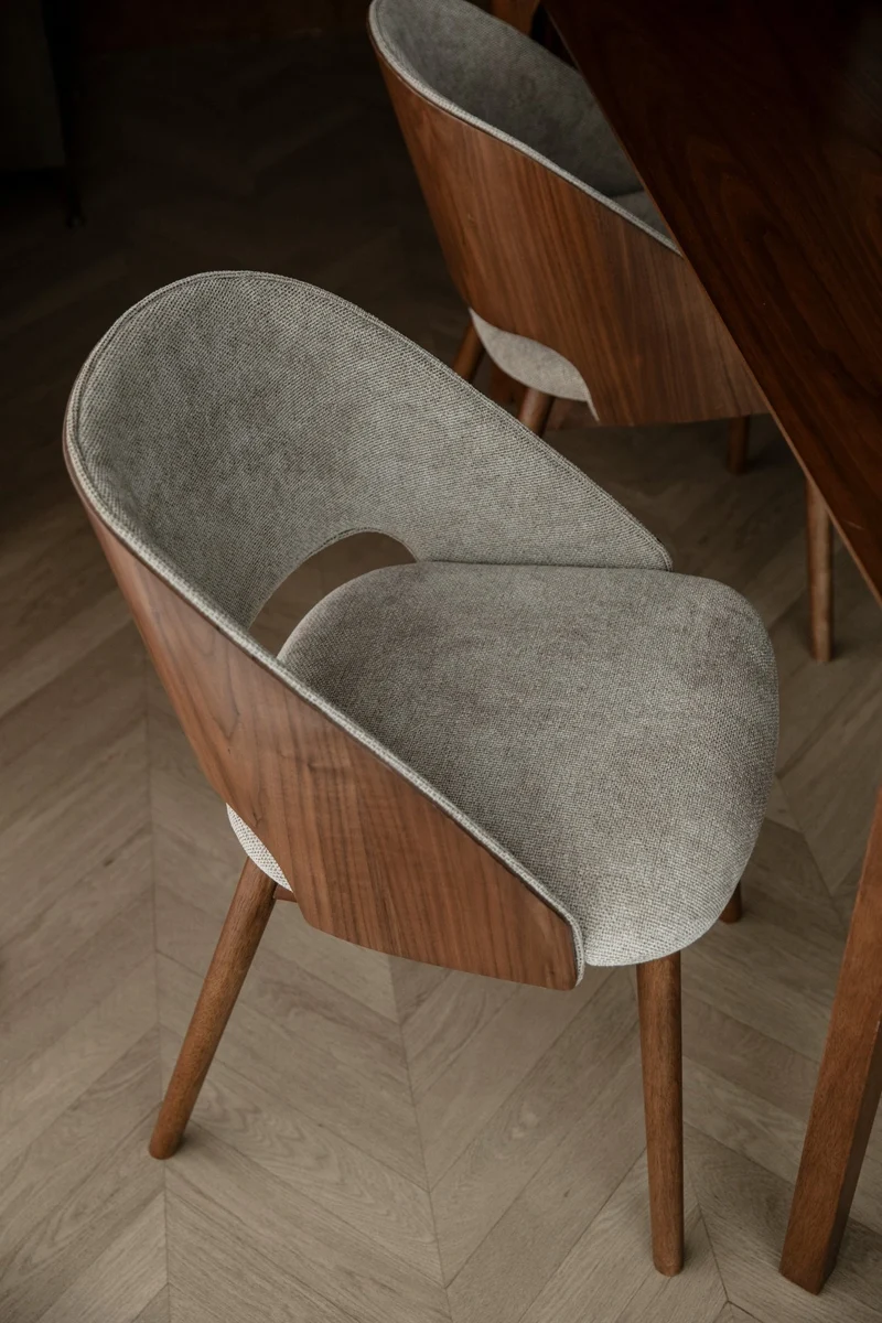 Chaise en tissu beige et bois d'hévéa Velore - Dutchbone