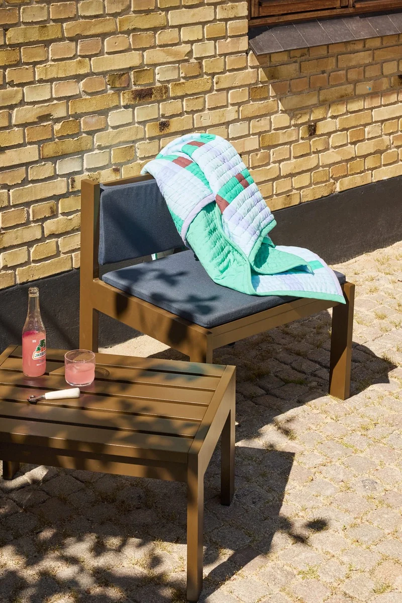 Tabouret de jardin en acier marron et coussins bleu foncé 65x52x42cm Haus - Hübsch