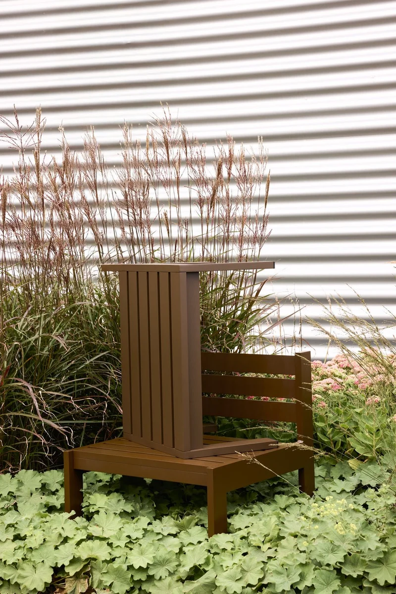 Tabouret de jardin en acier marron et coussins bleu foncé 65x52x42cm Haus - Hübsch