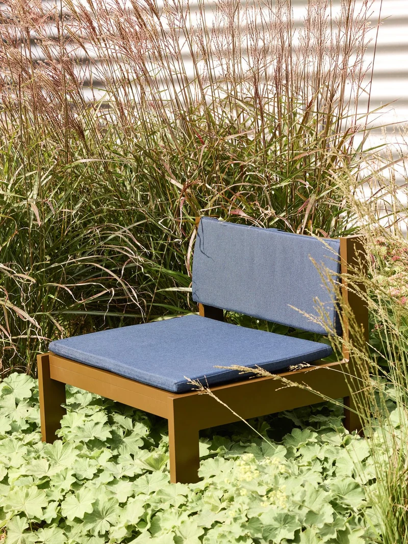 Fauteuil de jardin en acier marron et coussins bleu foncé Haus - Hübsch