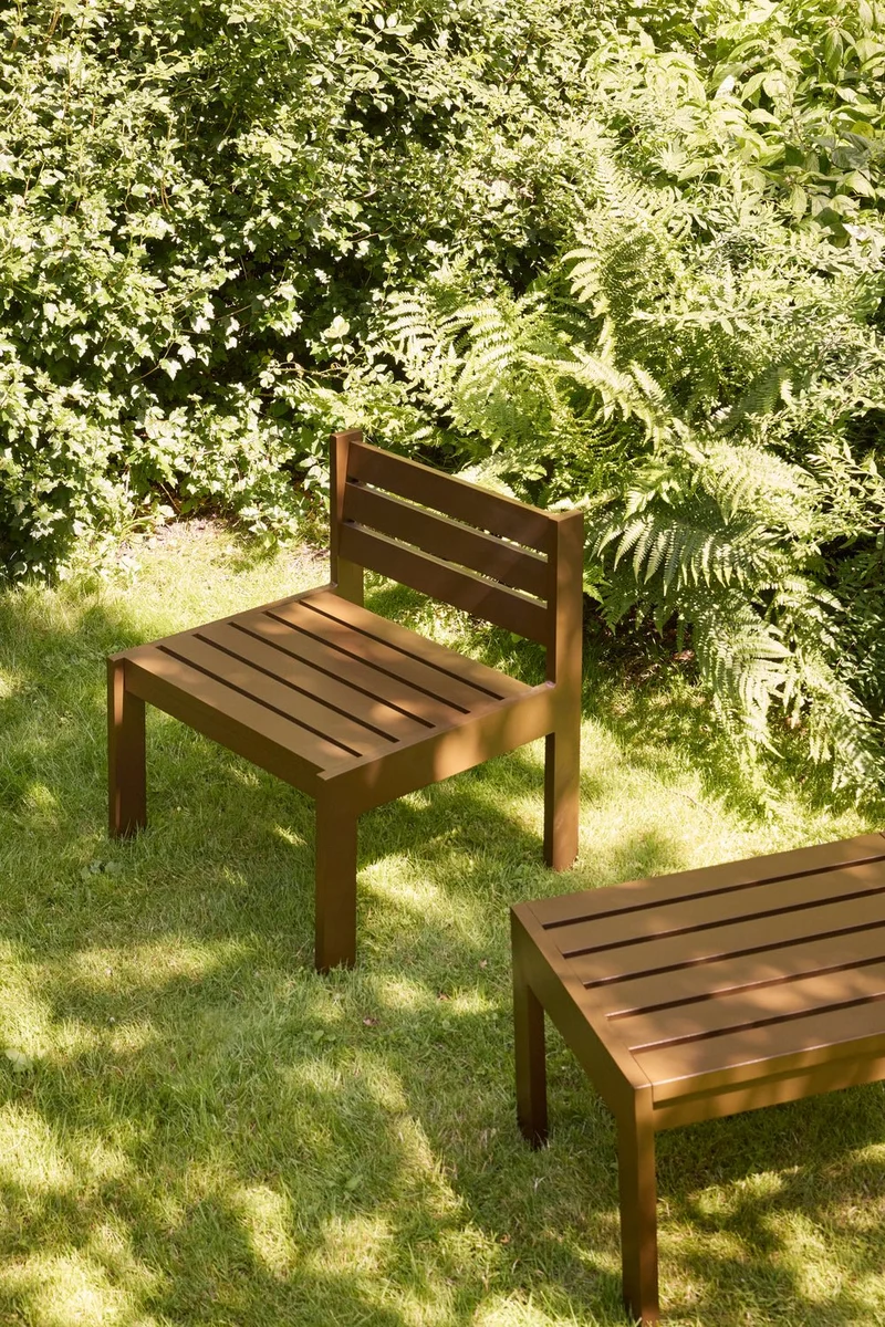 Fauteuil de jardin en acier marron et coussins bleu foncé Haus - Hübsch