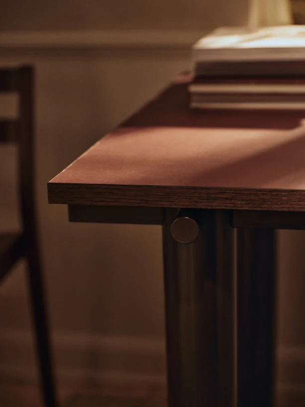Table à manger en chêne bordeaux et acier chocolat 160x90cm Atura - Ferm living