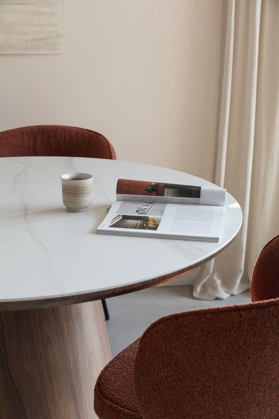 Table à manger ovale en bois de noyer et pierre blanche 200x90cm Octave - The Cool Republic