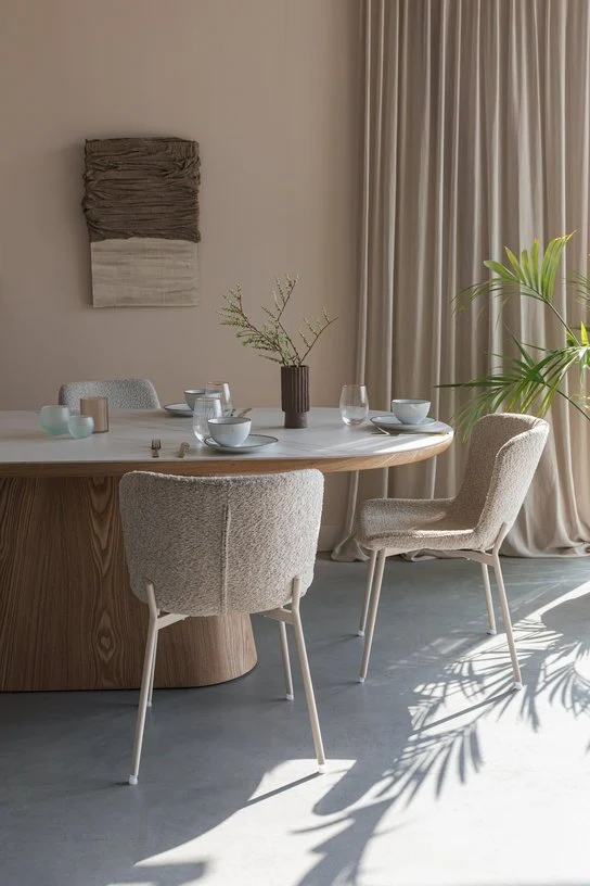 Table à manger ovale en bois de chêne naturel et pierre blanche mate 200x90cm Octave - The Cool Republic