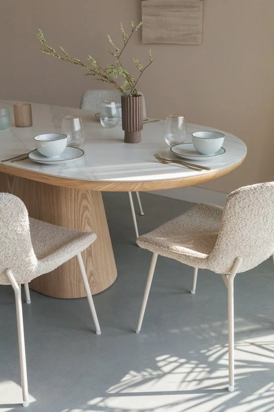 Table à manger ovale en bois de chêne naturel et pierre blanche mate 200x90cm Octave - The Cool Republic