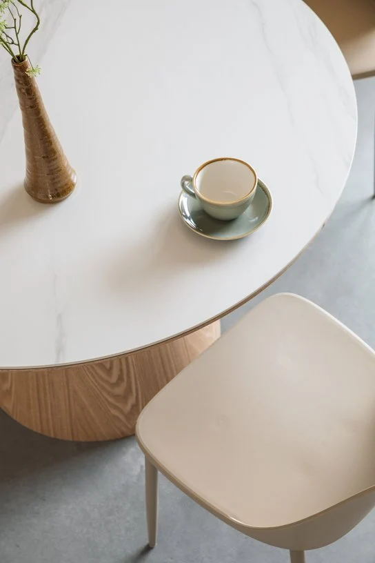 Table à manger ronde en bois de chêne naturel et pierre blanche 115cm Octave - The Cool Republic