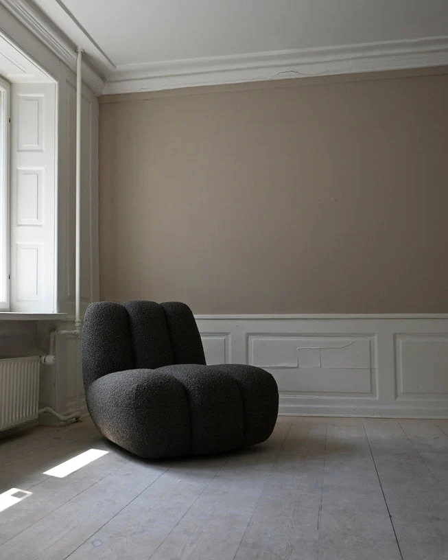 Fauteuil design en tissu bouclé taupe foncé Toe - 101 COPENHAGEN