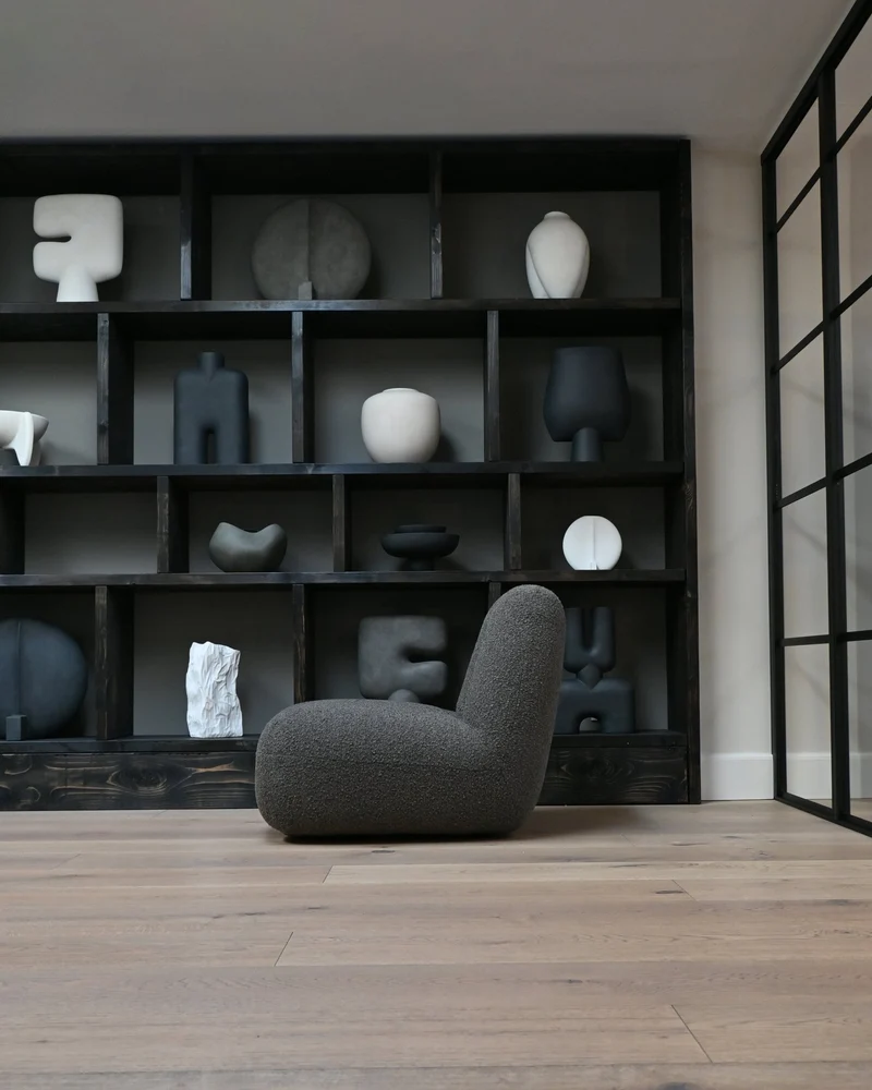 Fauteuil design en tissu bouclé taupe foncé Toe - 101 COPENHAGEN
