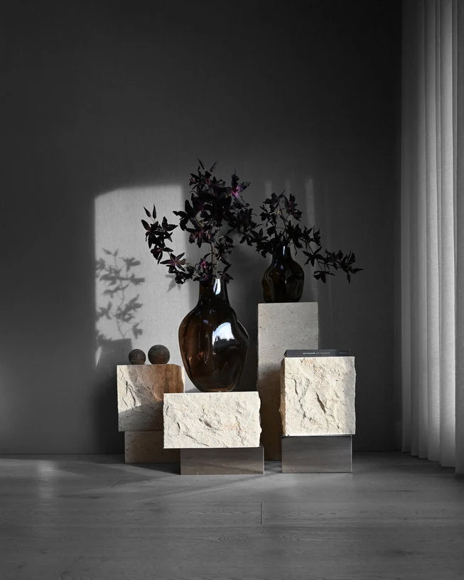 Table basse en calcaire et acier chromé 40x42x35cm Temple - 101 COPENHAGEN