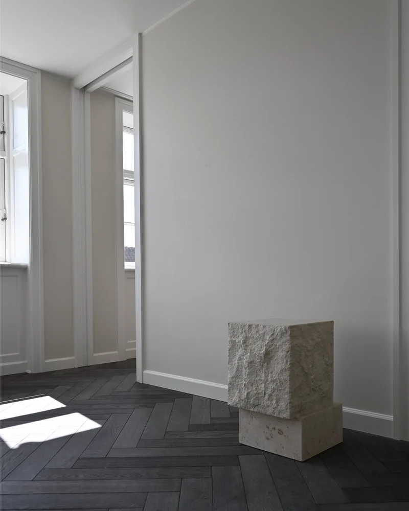 Table d'appoint en calcaire 33x32x50cm Temple - 101 COPENHAGEN