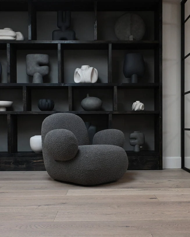 Fauteuil avec accoudoirs en tissu bouclé taupe foncé Toe - 101 COPENHAGEN