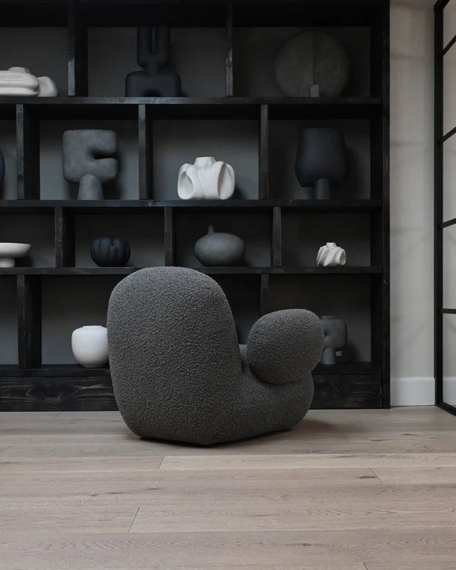 Fauteuil avec accoudoirs en tissu bouclé taupe foncé Toe - 101 COPENHAGEN