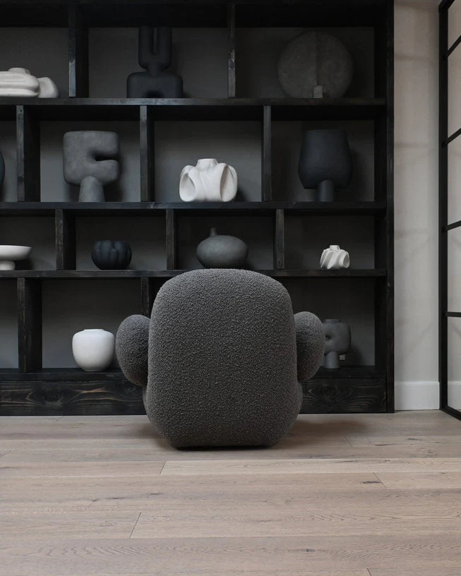 Fauteuil avec accoudoirs en tissu bouclé taupe foncé Toe - 101 COPENHAGEN