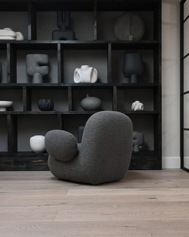 Fauteuil avec accoudoirs en tissu bouclé taupe foncé Toe - 101 COPENHAGEN