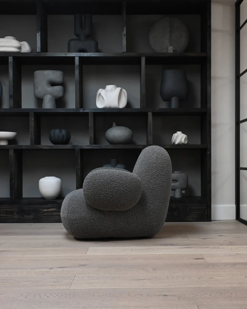 Fauteuil avec accoudoirs en tissu bouclé taupe foncé Toe - 101 COPENHAGEN