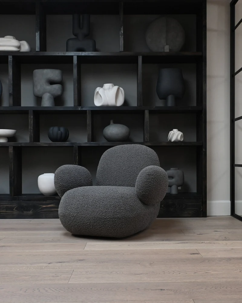 Fauteuil avec accoudoirs en tissu bouclé taupe foncé Toe - 101 COPENHAGEN