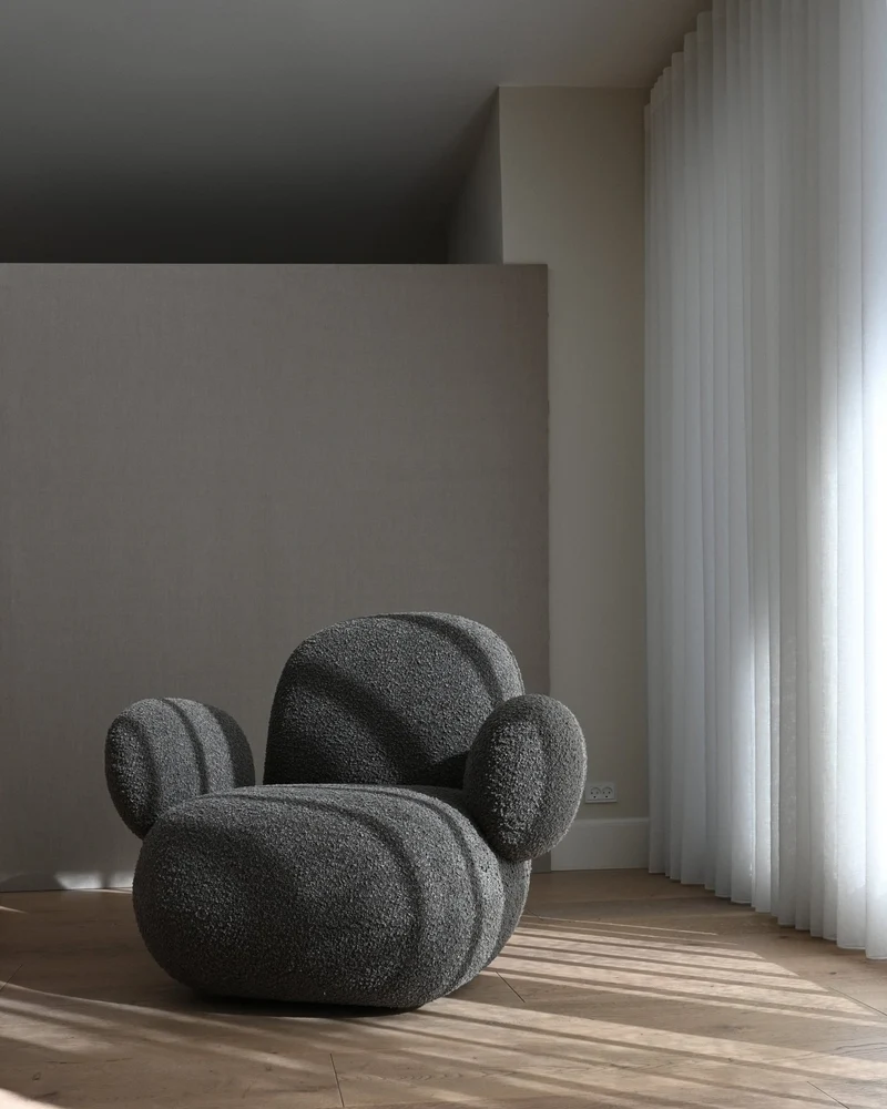 Fauteuil avec accoudoirs en tissu bouclé taupe foncé Toe - 101 COPENHAGEN