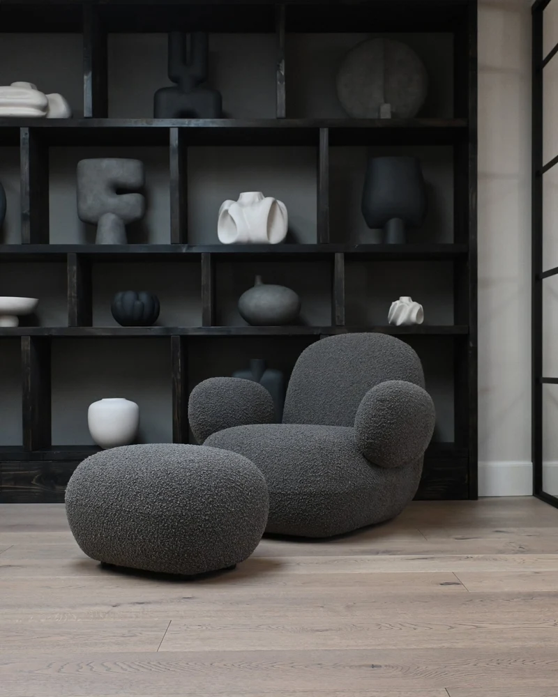 Fauteuil avec accoudoirs en tissu bouclé taupe foncé Toe - 101 COPENHAGEN
