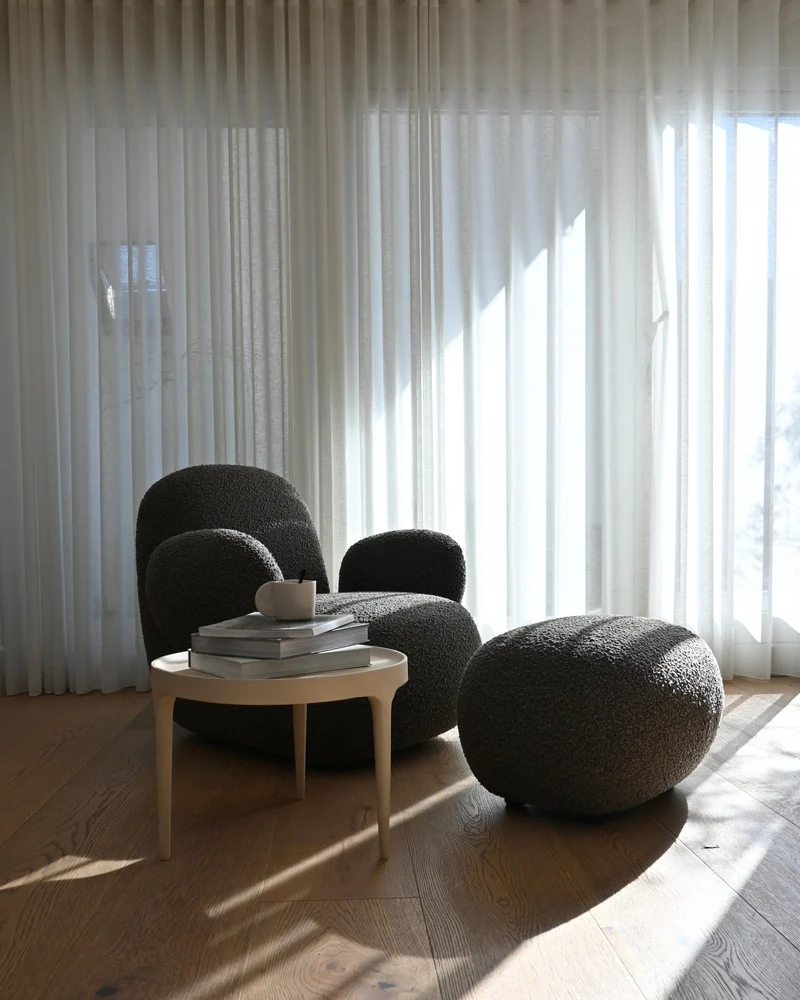 Fauteuil avec accoudoirs en tissu bouclé taupe foncé Toe - 101 COPENHAGEN