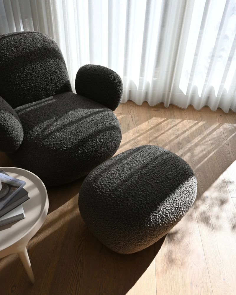 Fauteuil avec accoudoirs en tissu bouclé taupe foncé Toe - 101 COPENHAGEN