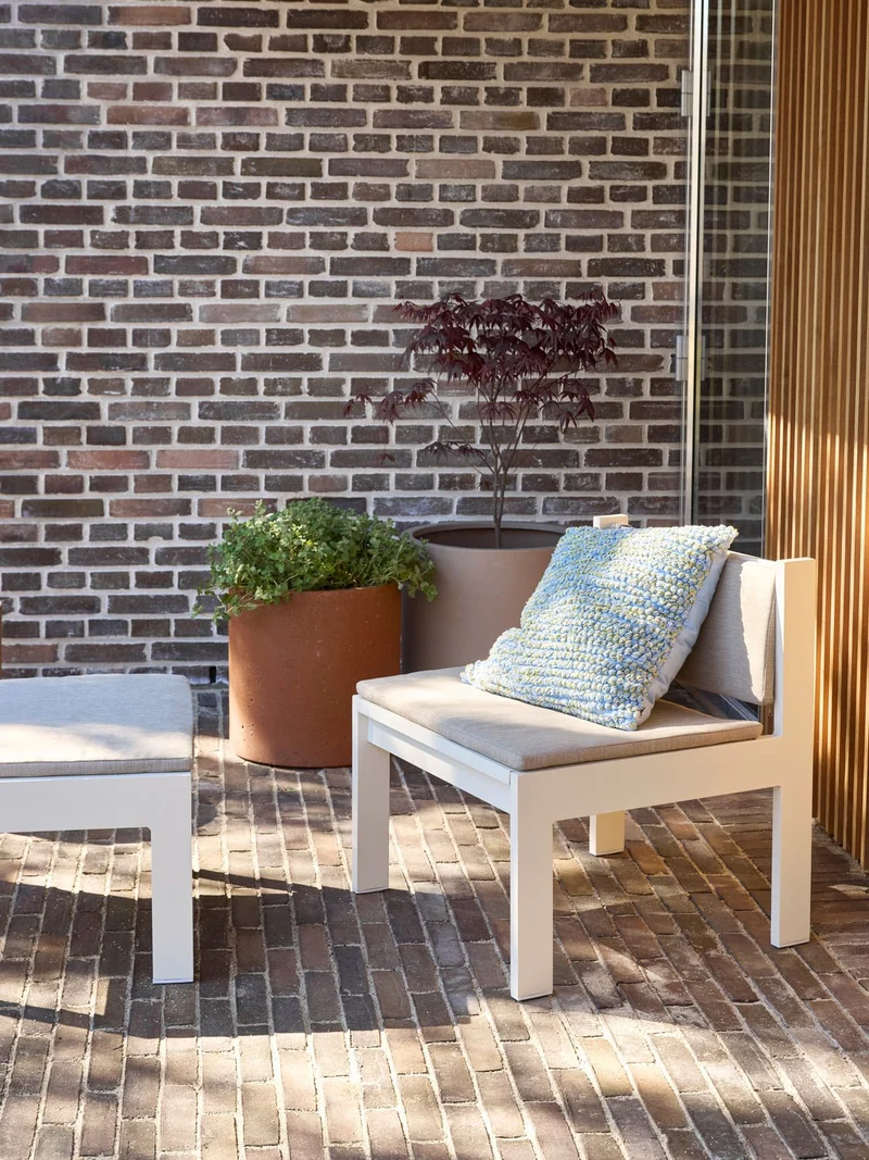 Fauteuil de jardin en acier beige et coussins beige sable Haus - Hübsch