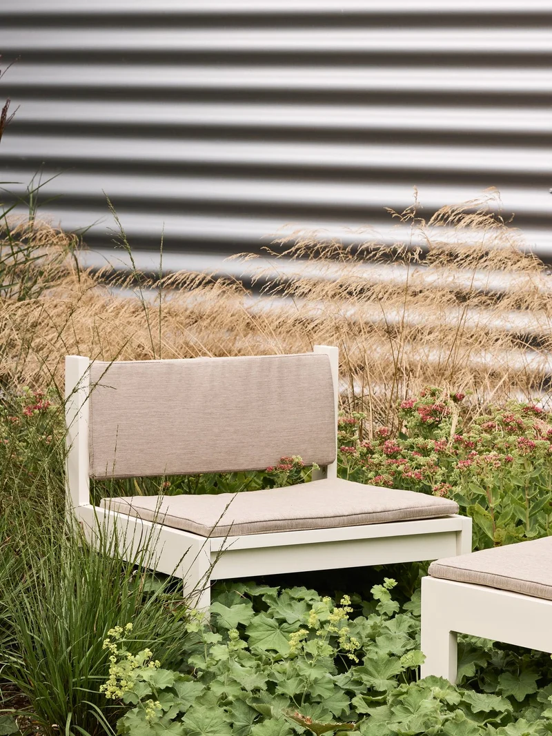 Fauteuil de jardin en acier beige et coussins beige sable Haus - Hübsch