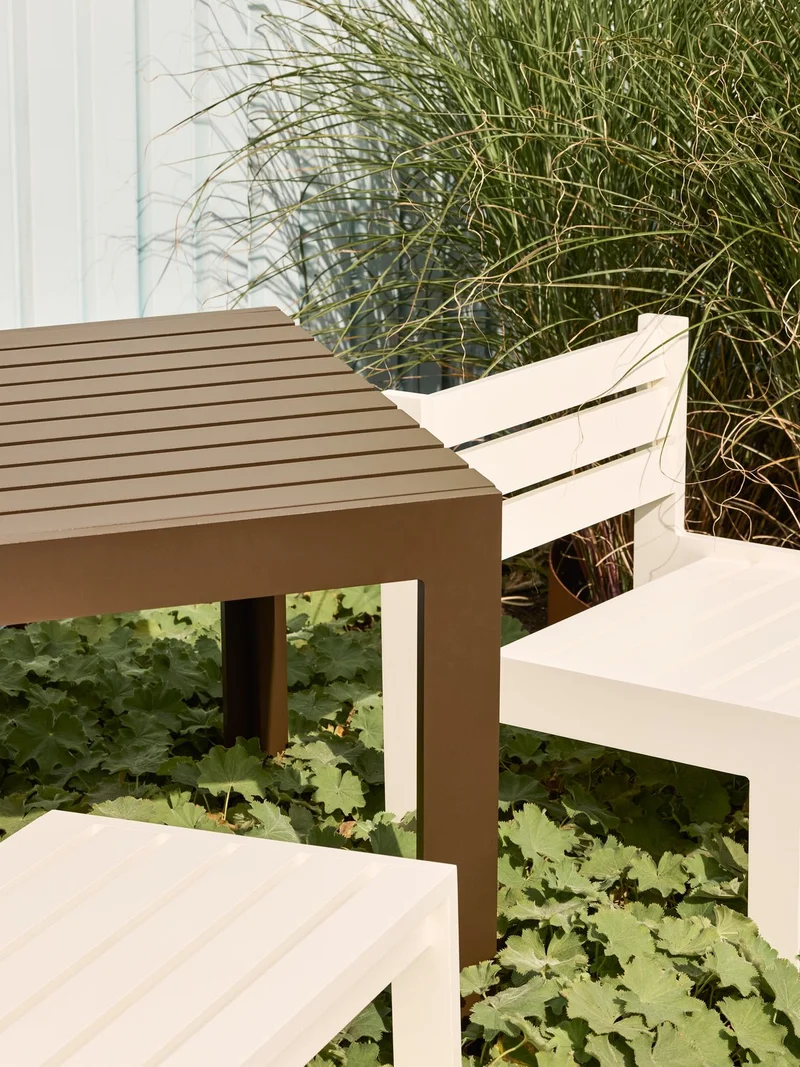 Fauteuil de jardin en acier beige et coussins beige sable Haus - Hübsch