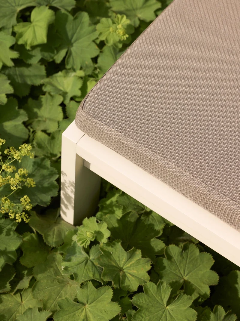 Fauteuil de jardin en acier beige et coussins beige sable Haus - Hübsch