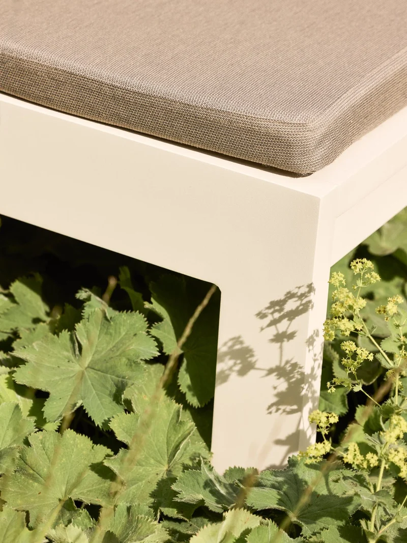 Fauteuil de jardin en acier beige et coussins beige sable Haus - Hübsch