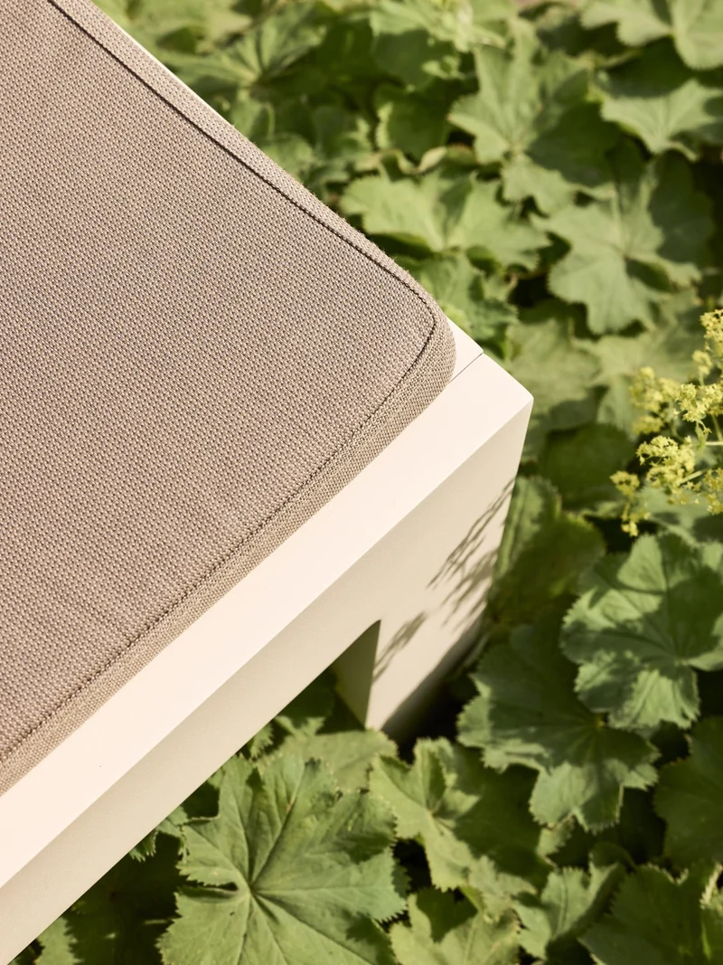 Fauteuil de jardin en acier beige et coussins beige sable Haus - Hübsch