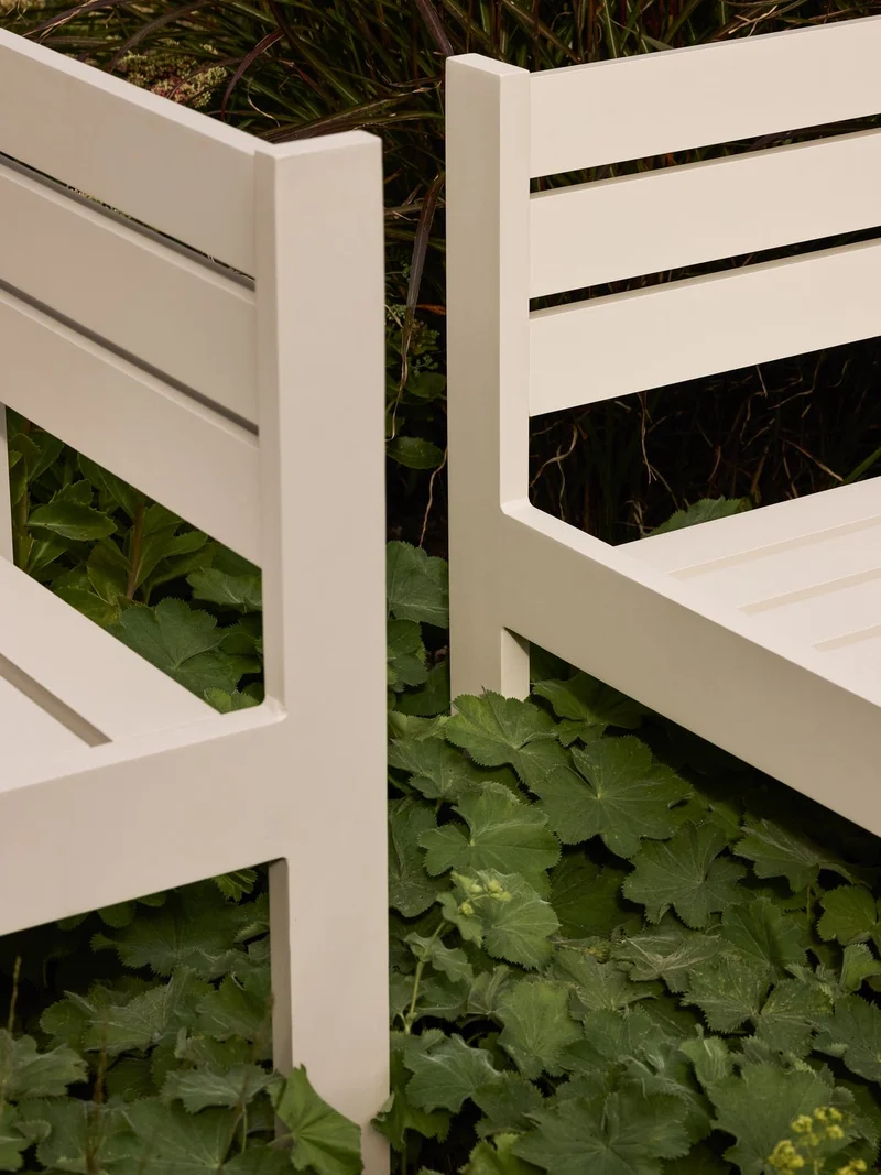 Fauteuil de jardin en acier beige et coussins beige sable Haus - Hübsch