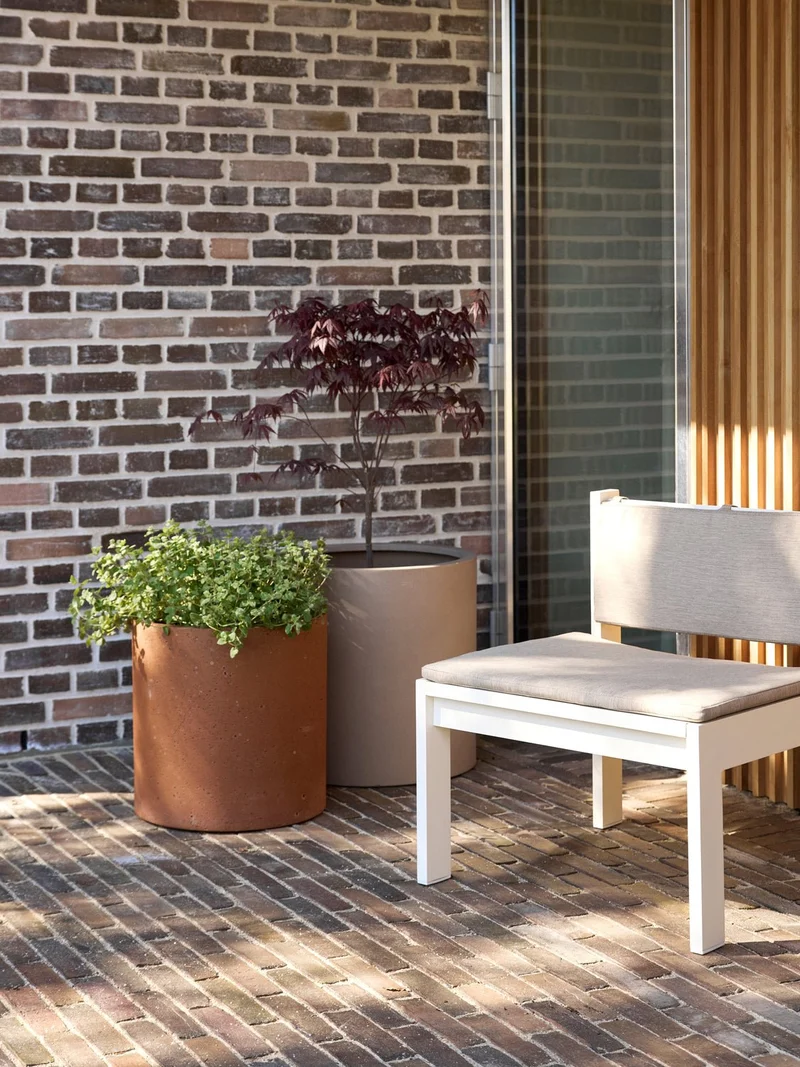 Fauteuil de jardin en acier beige et coussins beige sable Haus - Hübsch