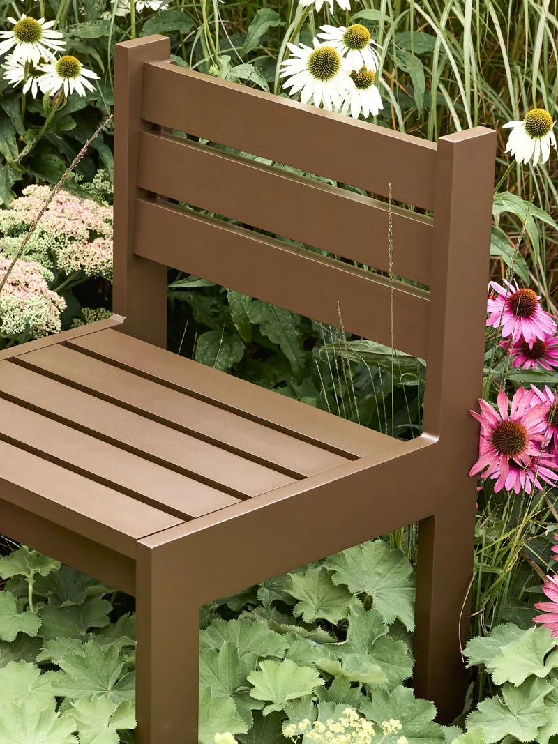 Chaise de jardin en acier marron et coussins bleu foncé Haus - Hübsch