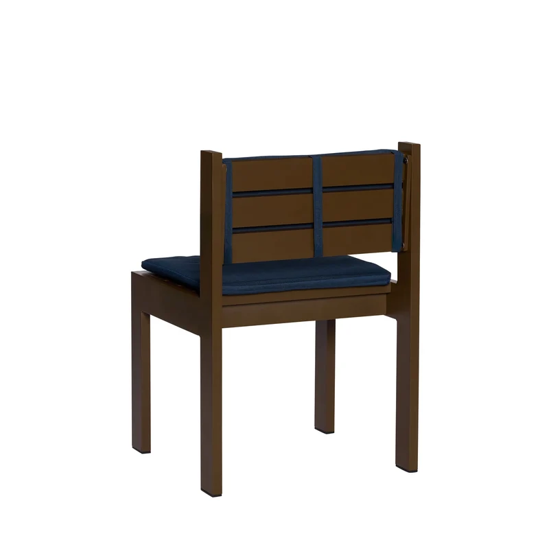 Chaise de jardin en acier marron et coussins bleu foncé Haus - Hübsch