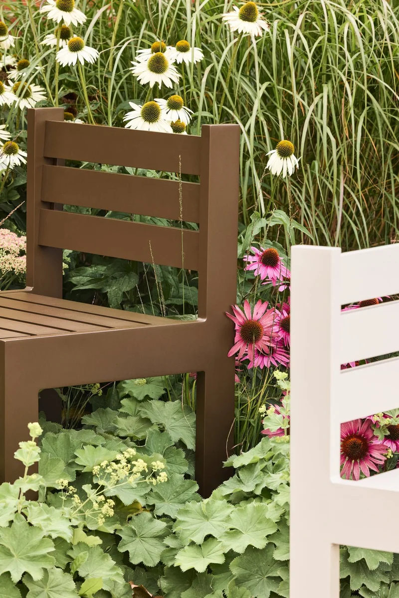 Chaise de jardin en acier marron et coussins bleu foncé Haus - Hübsch