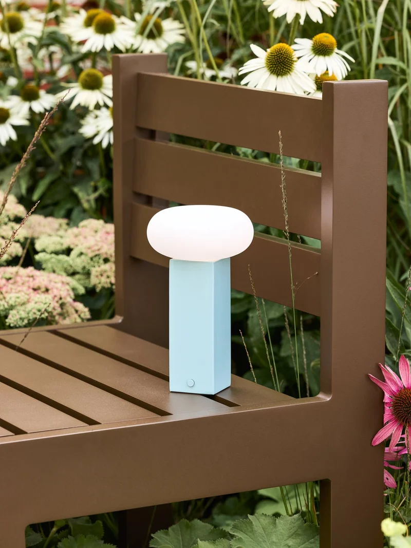 Chaise de jardin en acier marron et coussins bleu foncé Haus - Hübsch
