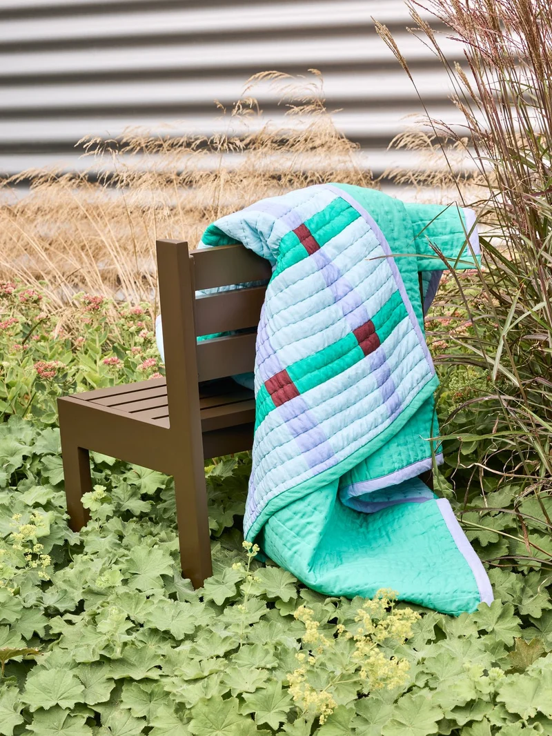 Chaise de jardin en acier marron et coussins bleu foncé Haus - Hübsch