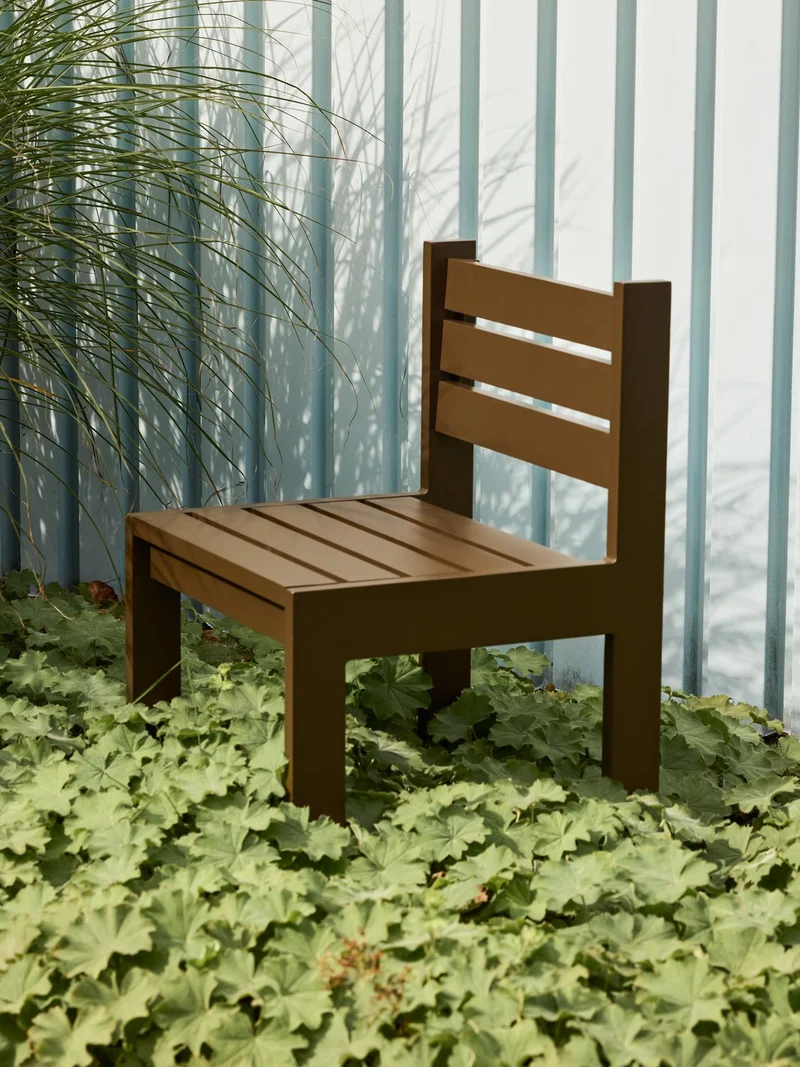 Chaise de jardin en acier marron et coussins bleu foncé Haus - Hübsch