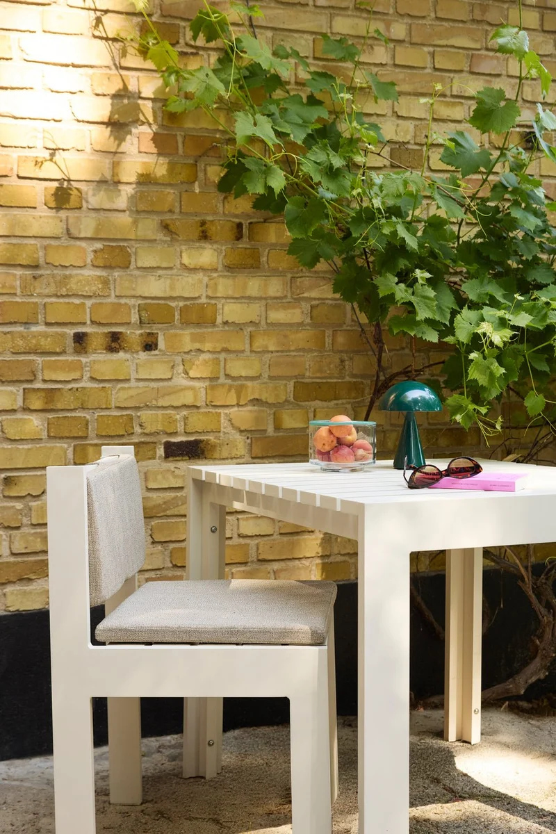 Chaise de jardin en acier beige et coussins beige sable Haus - Hübsch