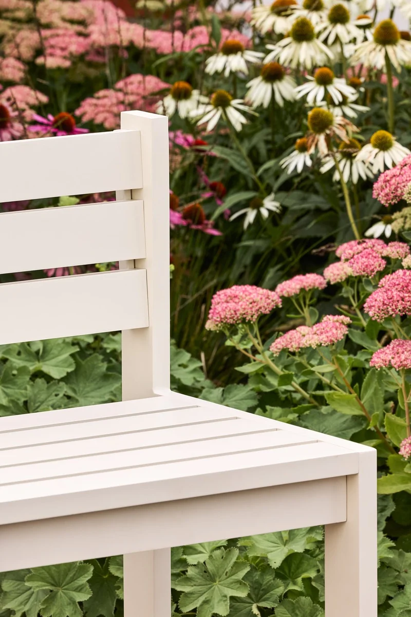 Chaise de jardin en acier beige et coussins beige sable Haus - Hübsch